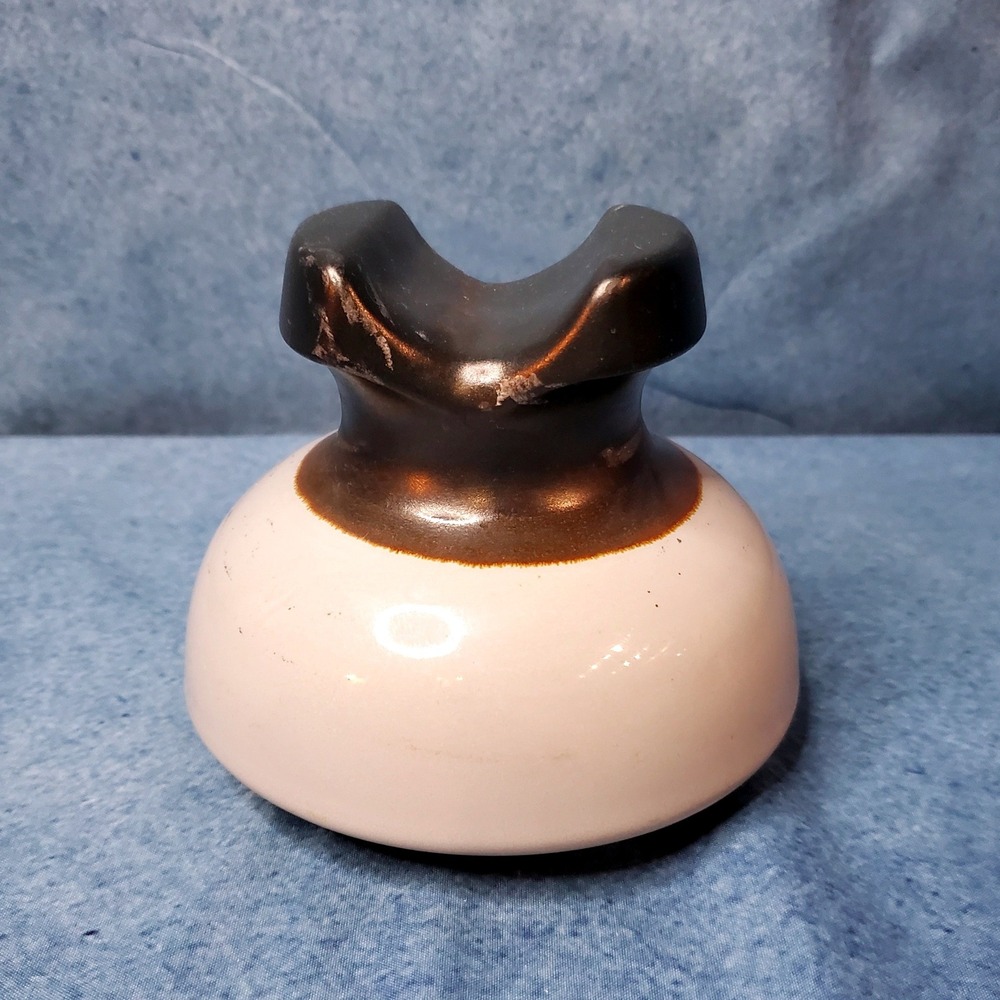 Vintage SBT Ohio Brass Co. Two-Tone Brown & White Porcelain Saddle Insulator - Picture 4 of 10